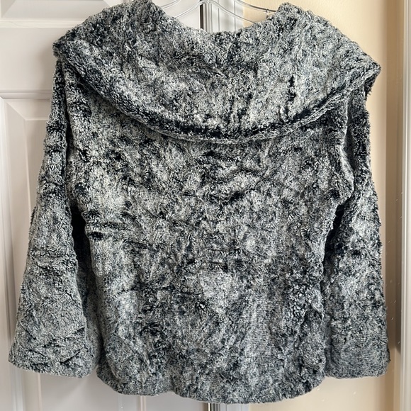 CABI CHINCHILLY Gray & Black Faux Fur Cropped Jacket - Picture 9 of 9